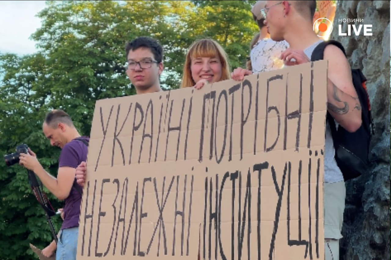 В Україні тривають акції протесту проти закону щодо НАБУ — фото - фото 6