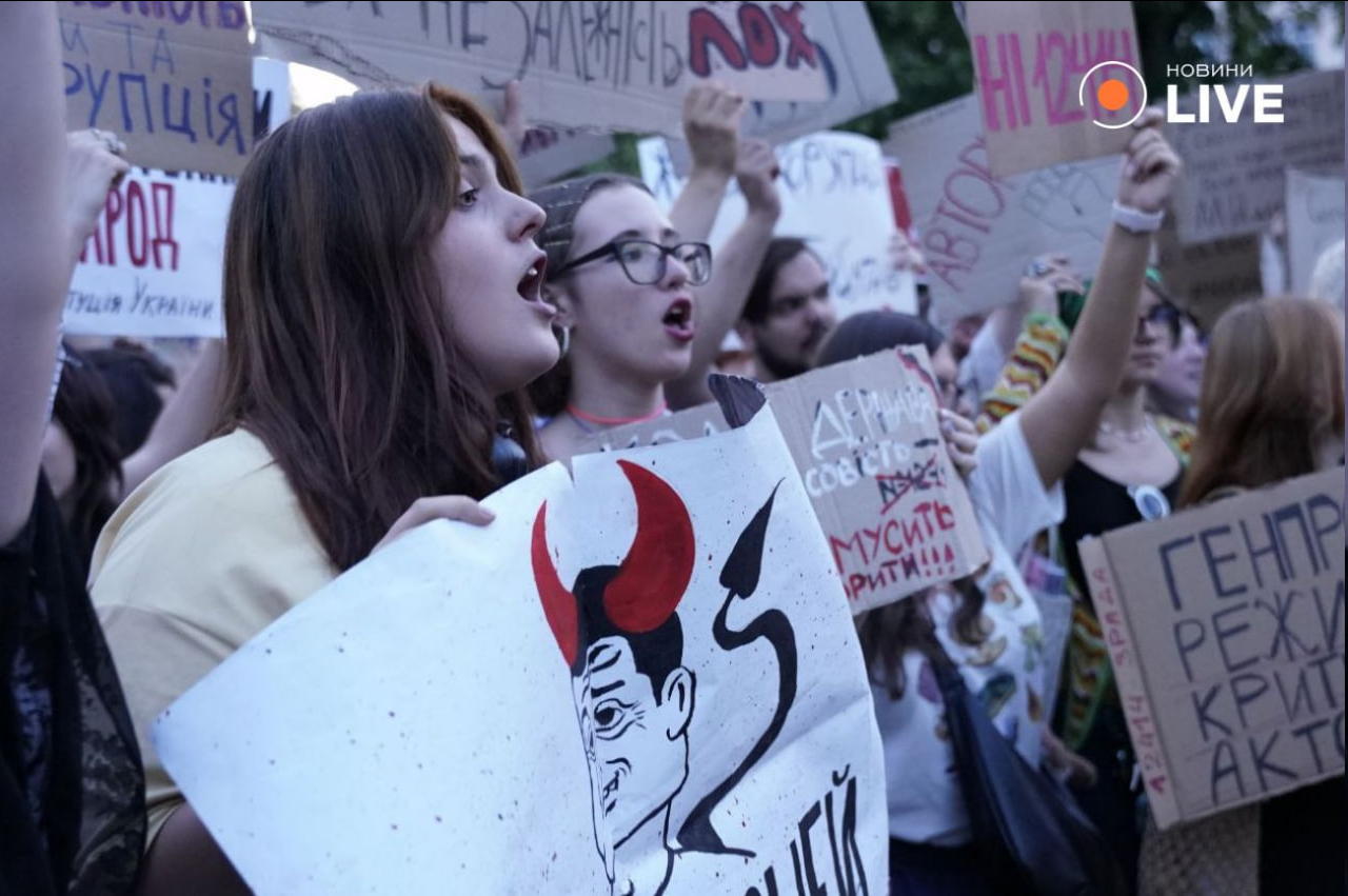 В Україні тривають акції протесту проти закону щодо НАБУ — фото - фото 3