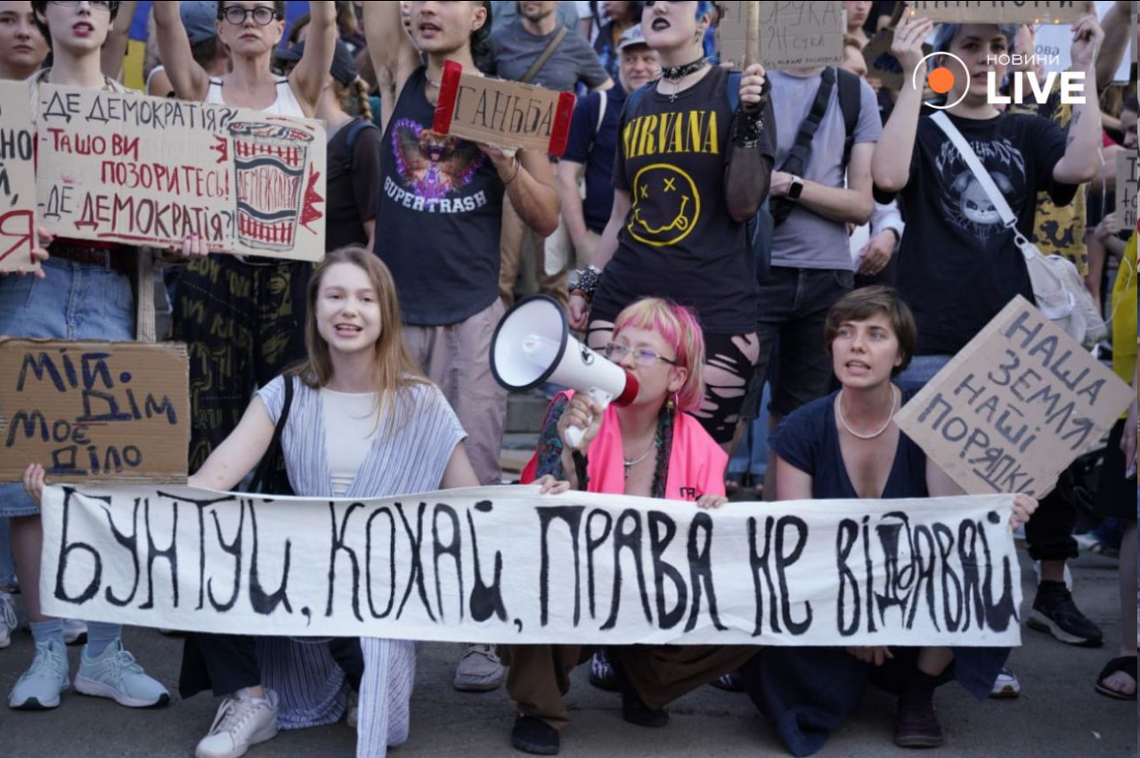 В Україні тривають акції протесту проти закону щодо НАБУ — фото - фото 1