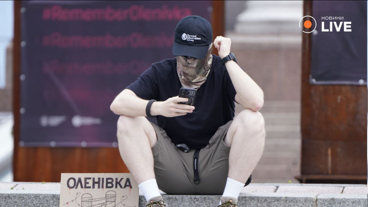 Українці вшанували пам'ять бійців, загиблих в Оленівці — фото - фото 1