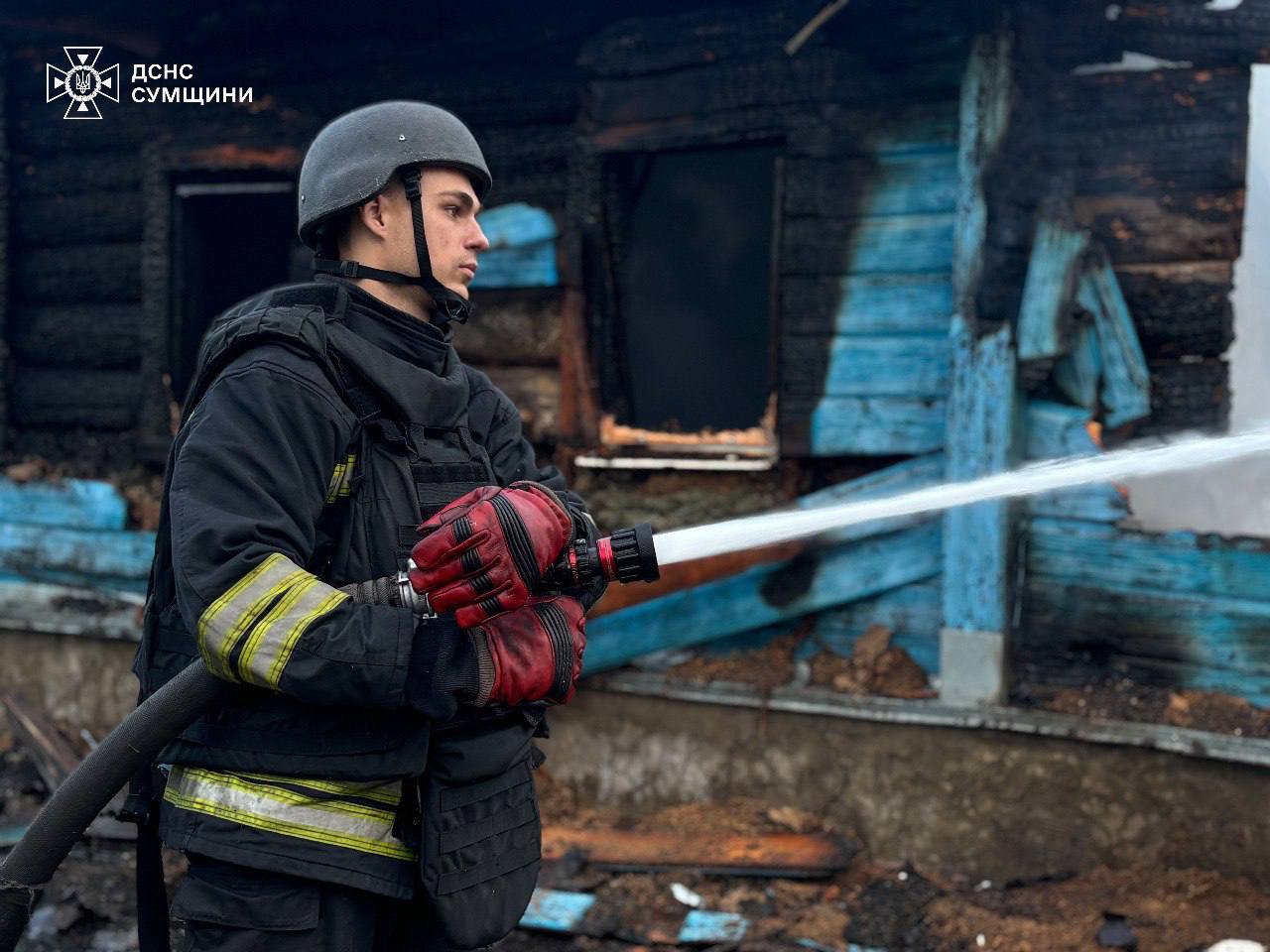 рятувальники гасять пожежу