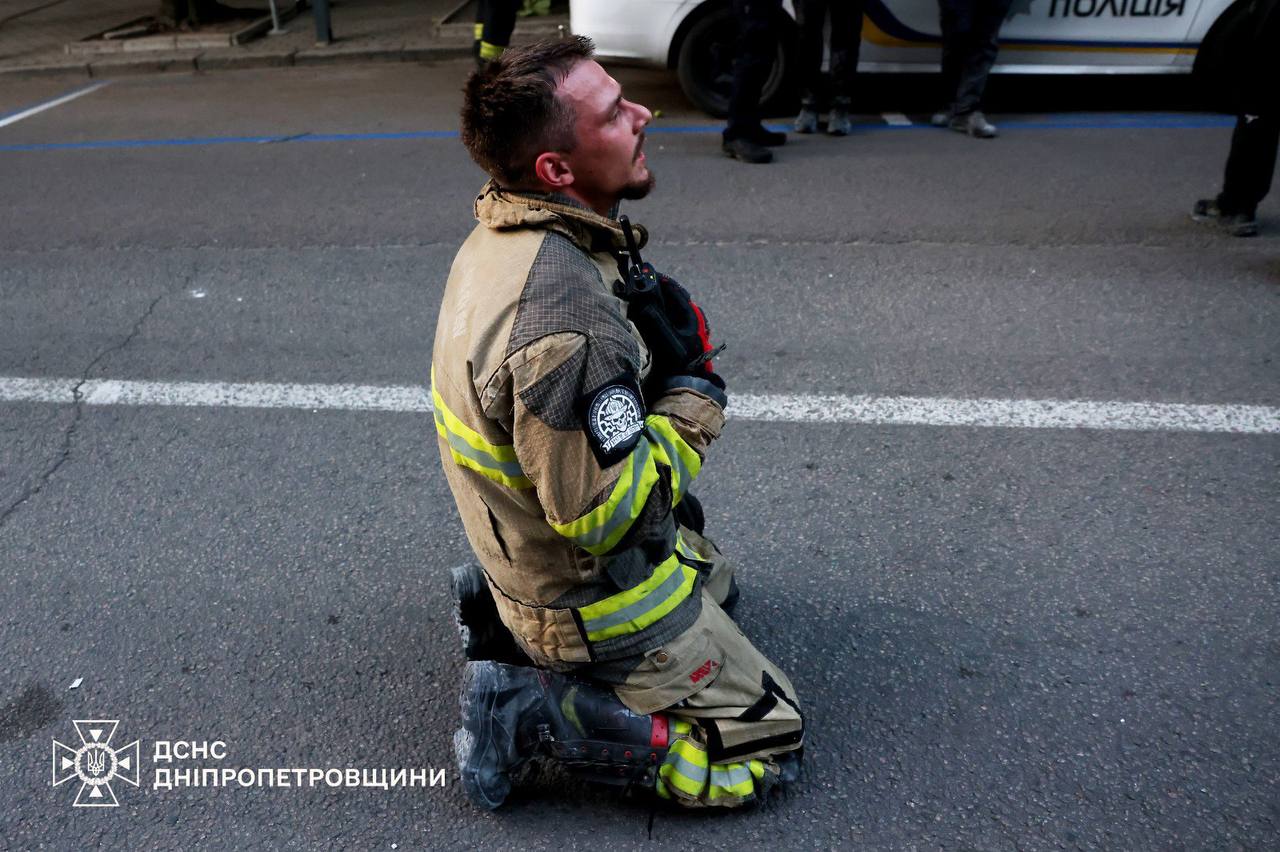 рятувальник на колінах